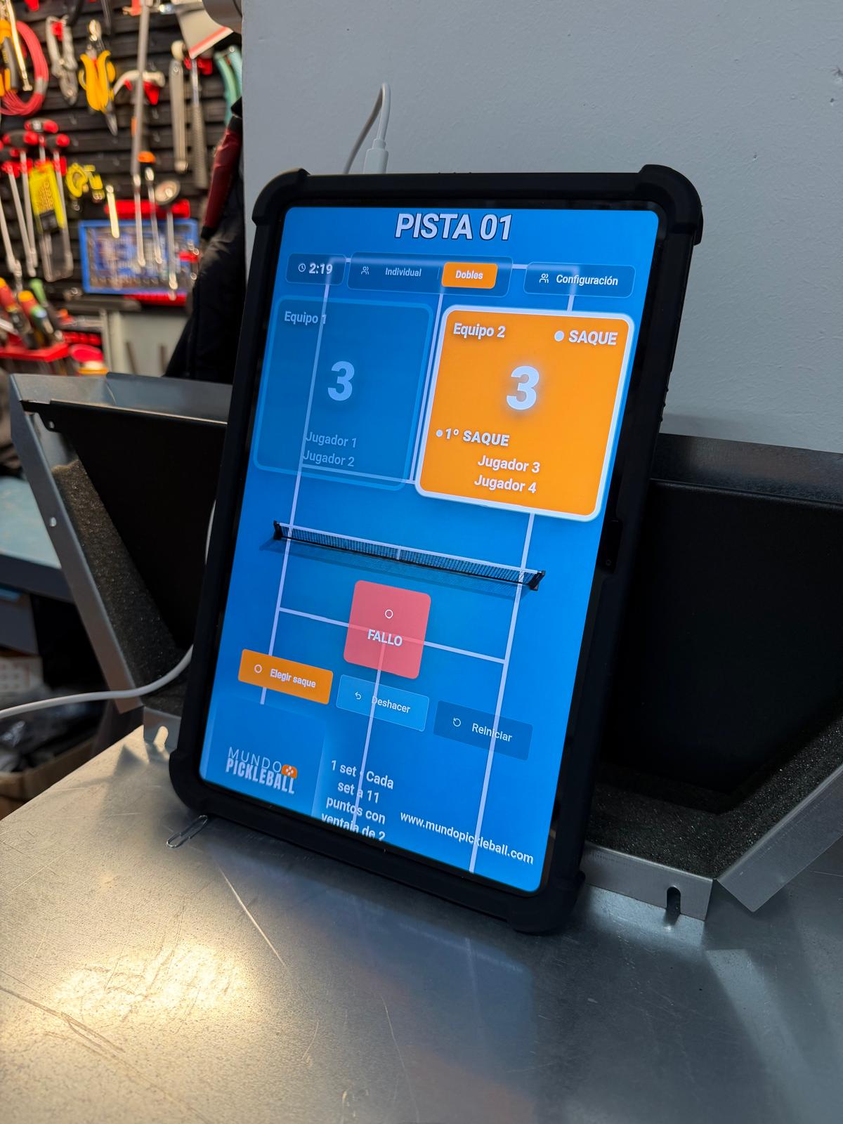 Foto original de los tótems digitales Mundo Pickleball para gestión de pistas