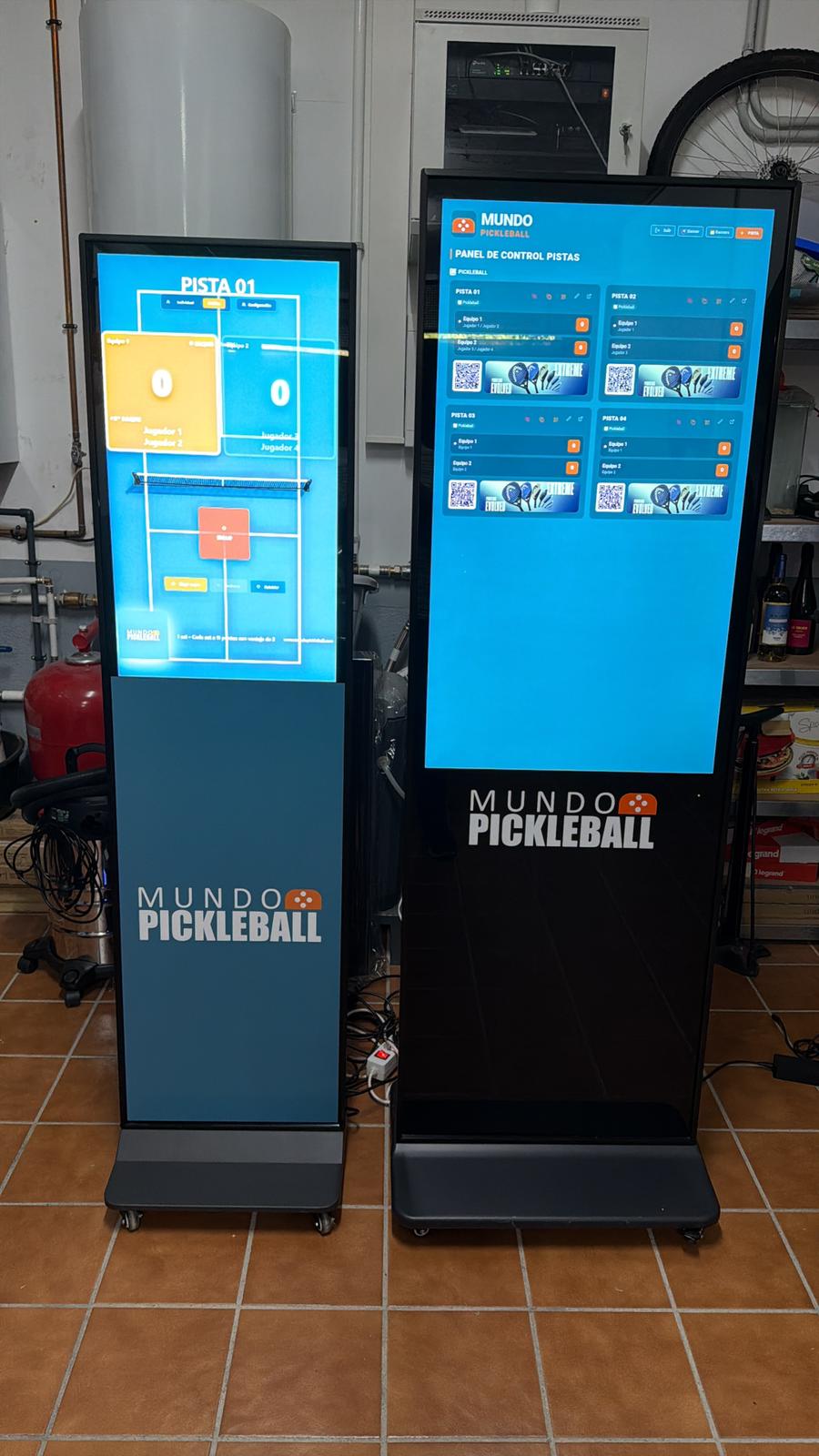 Foto original de pantalla táctil del marcador de pickleball con puntos en tiempo real