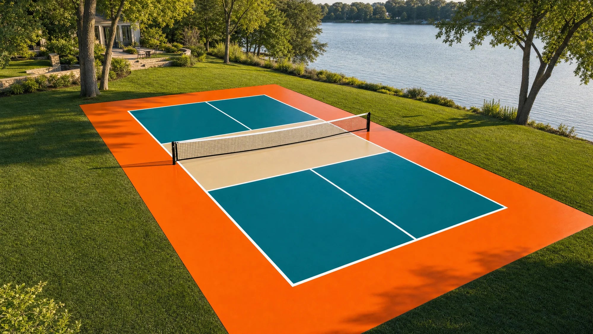 Pista de pickleball reglamentaria construida con resina epoxi, con zona de no volea y pasillos en naranja Mundo Pickleball