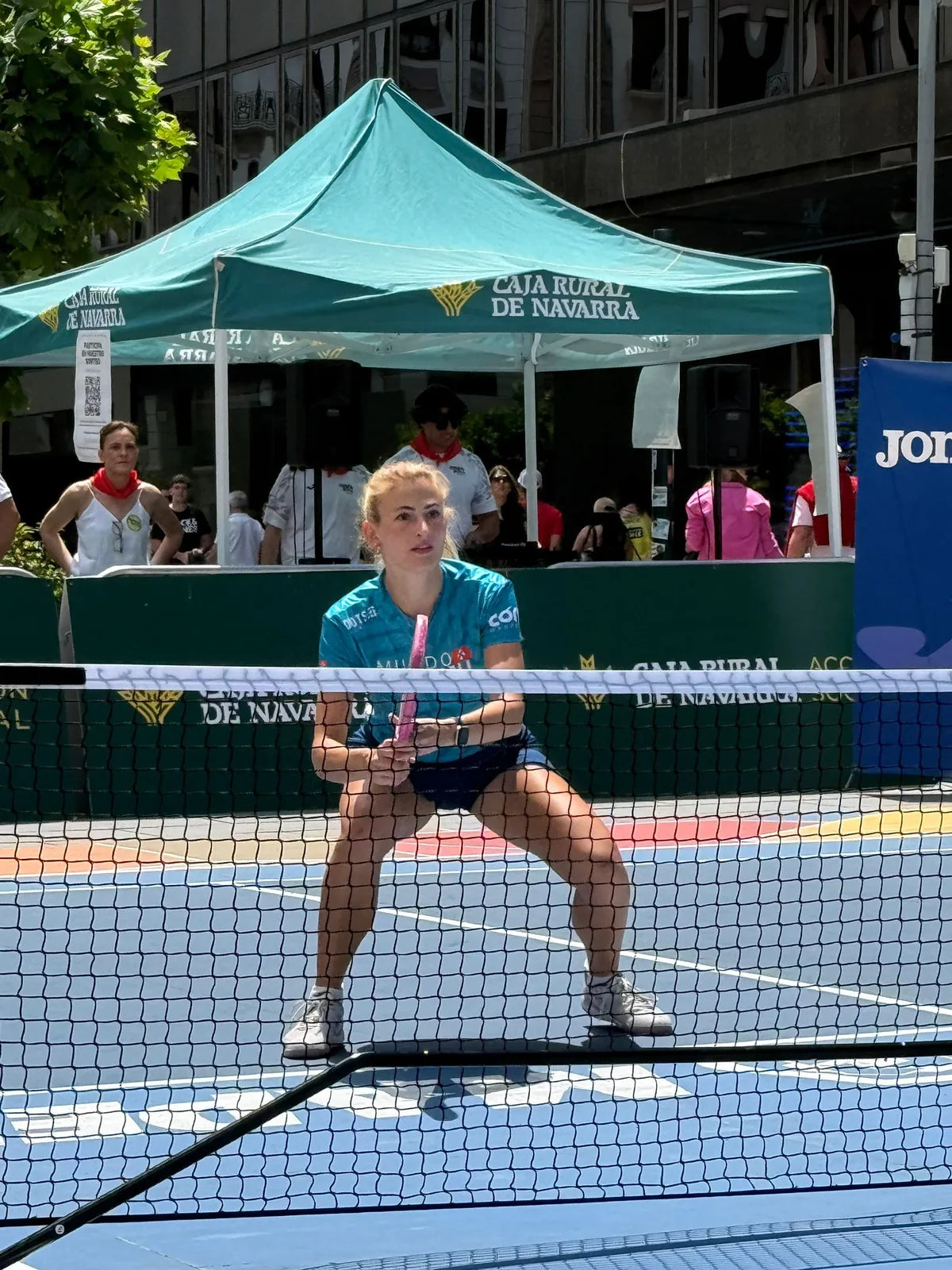 Jugadora profesional de Mundo Pickleball en posicion de espera en la pista portatil durante un evento