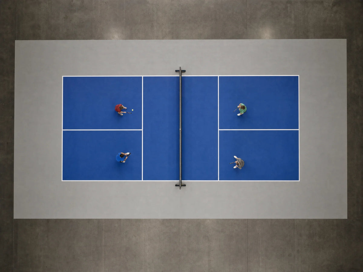 Vista cenital de una pista de pickleball portátil azul y gris
