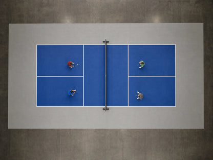 Vista cenital de una pista de pickleball portátil azul y gris