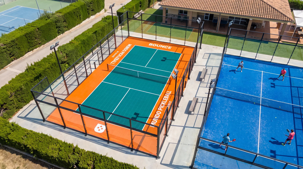 Pista de pickleball de losetas modulares en un club de pádel reconvertido