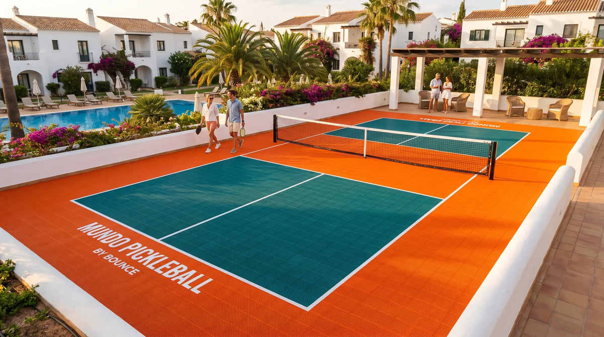 Pista de pickleball con losetas modulares instalada en un hotel o resort