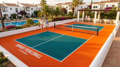 Pista de pickleball con losetas modulares instalada en un hotel o resort