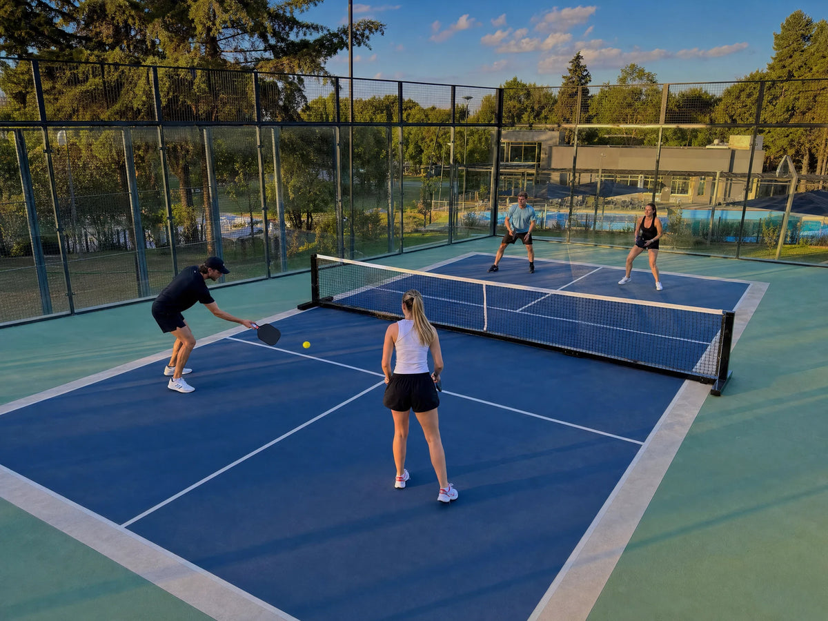 Pista de pickleball con pasillos reducidos instalada sobre una pista de pádel
