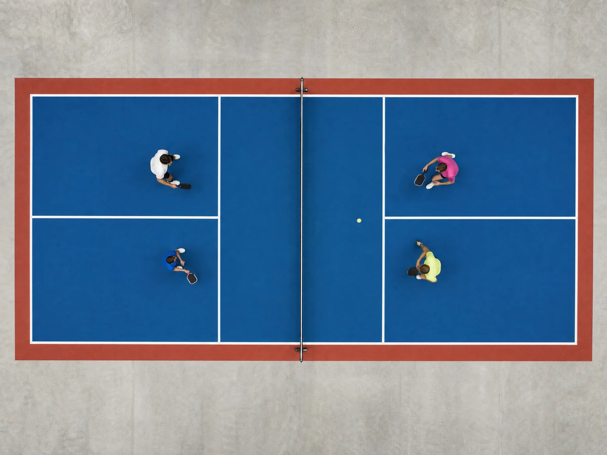 Vista cenital de pista de pickleball portátil con pasillos reducidos