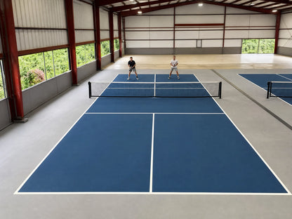 Pista de pickleball portátil de PVC azul y gris instalada en un club