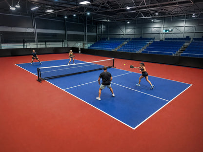 Pista de pickleball portátil de PVC azul y roja ya instalada