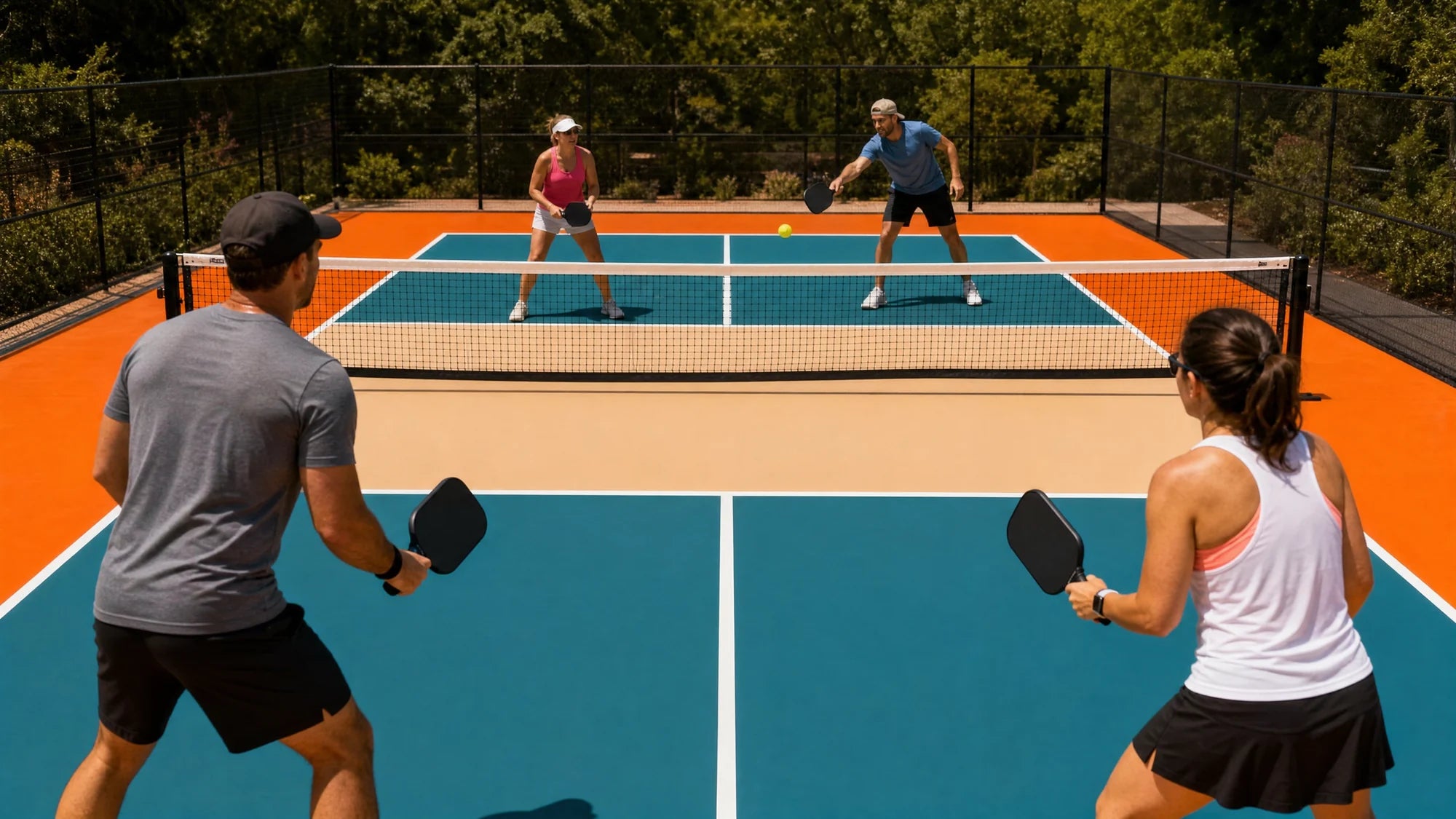 Partido de dobles en una pista de pickleball de resina epoxi terminada por Mundo Pickleball