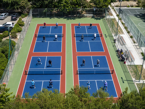 Pista de pickleball portátil de PVC instalada sobre una pista de tenis