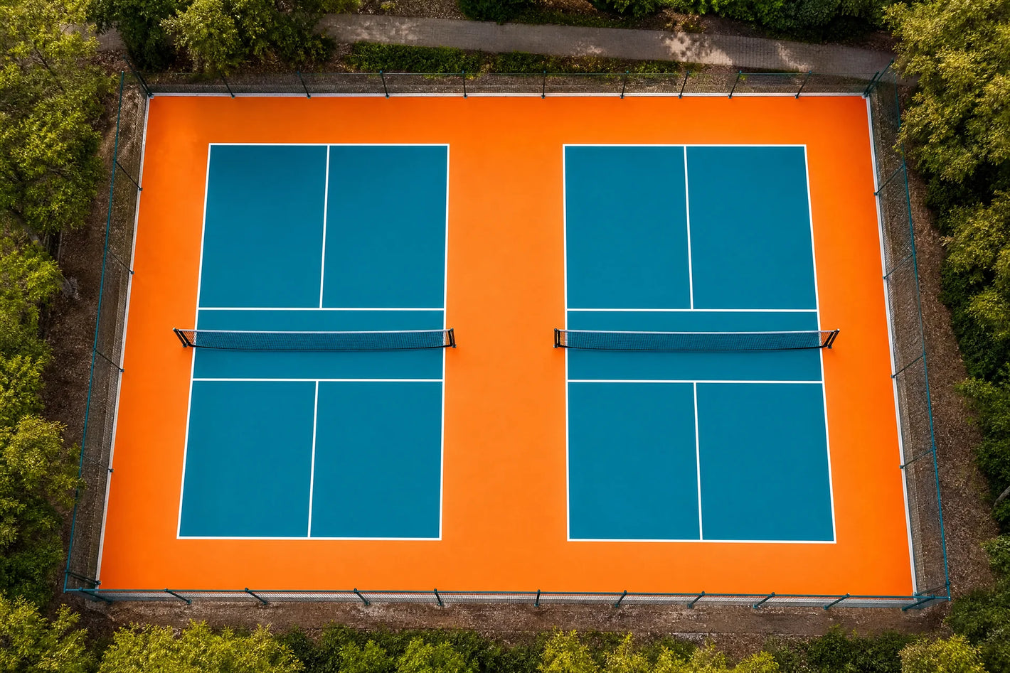 Pista de tenis reconvertida en dos pistas de pickleball con resina epoxi
