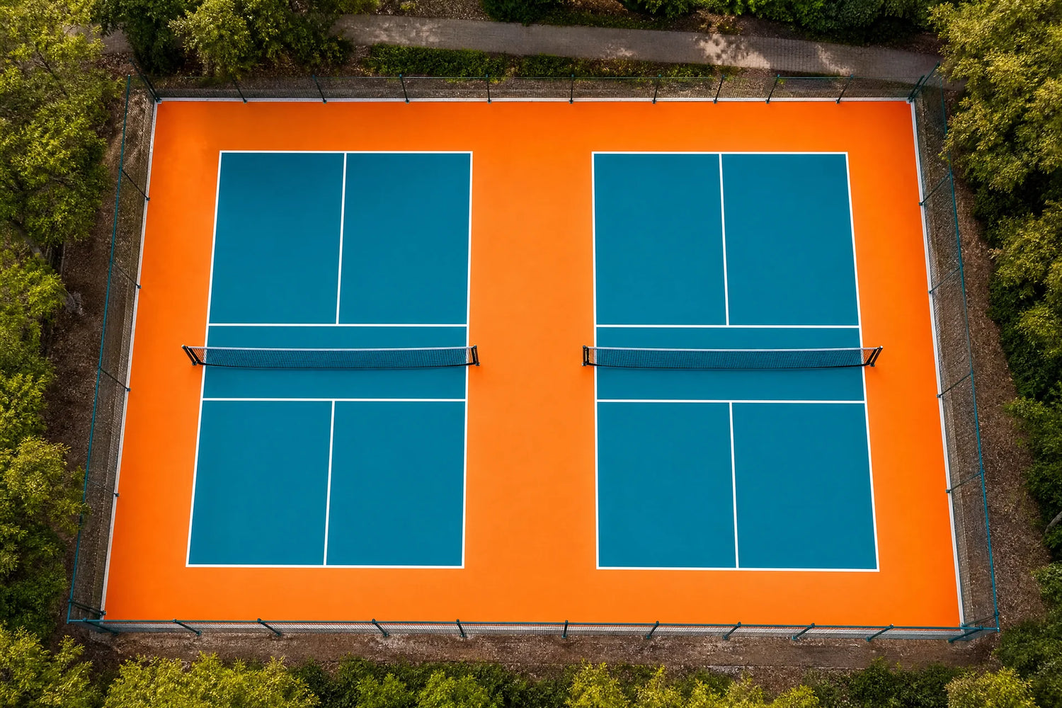 Pista de tenis reconvertida en dos pistas de pickleball con resina epoxi